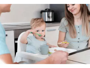 Diversificare bebelusi: Tot ce trebuie sa stii inainte de a introduce alimentele solide