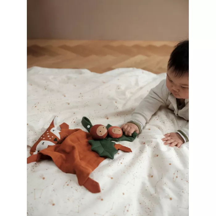 Jucarie paturica din bumbac organic pentru nou-nascuti - Caprioara - Fabelab