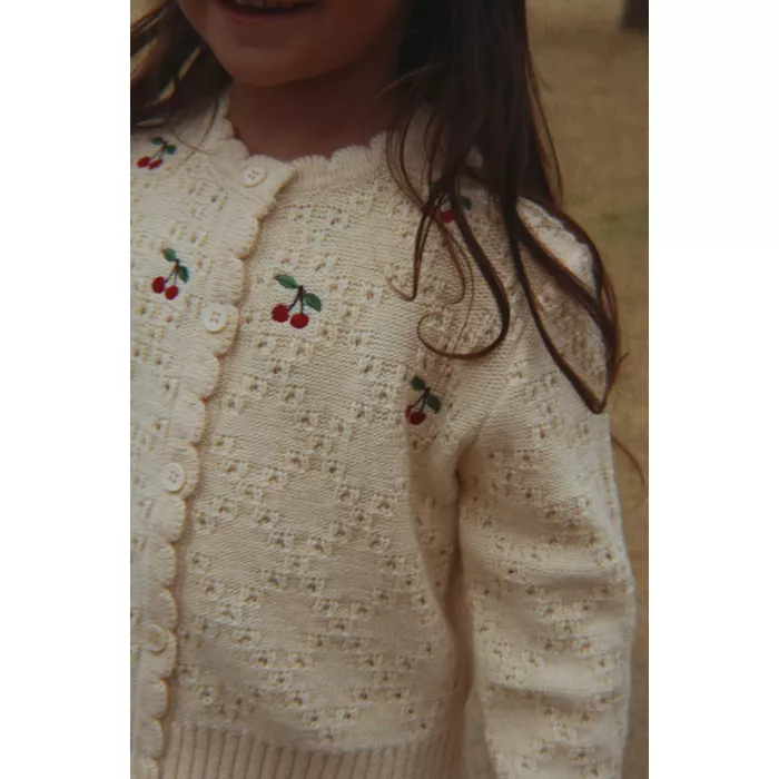 Cardiganul cu Broderie de Cireșe – Delicatețe și Confort