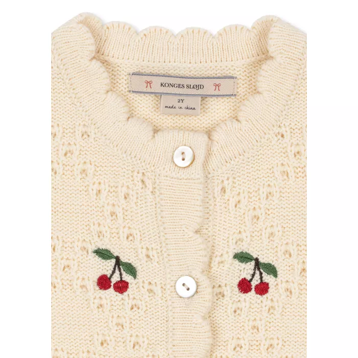 Cardiganul cu Broderie de Cireșe – Delicatețe și Confort