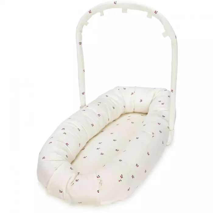 Babynest din bumbac organic cu arcada pentru jucarii - CHERRY - Konges Sløjd