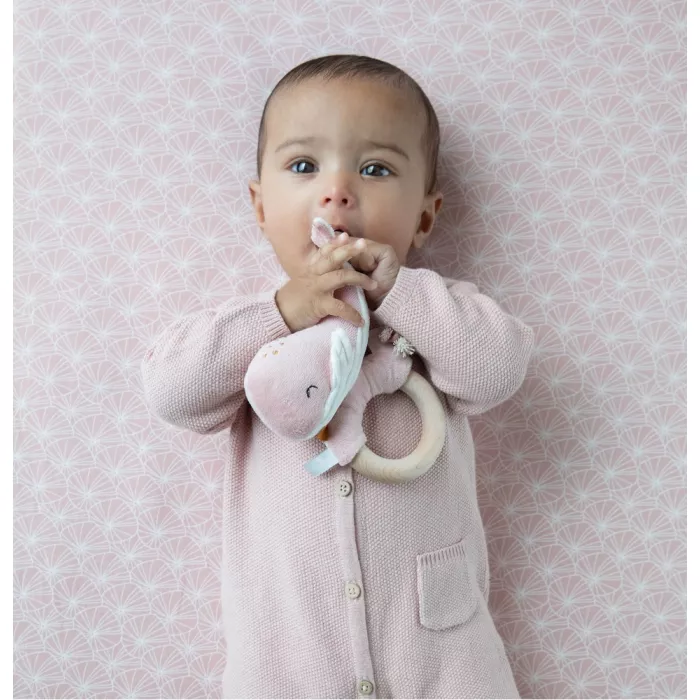 Jucarie zornaitoare cu inel din lemn - colectia Ocean Pink - Little Dutch