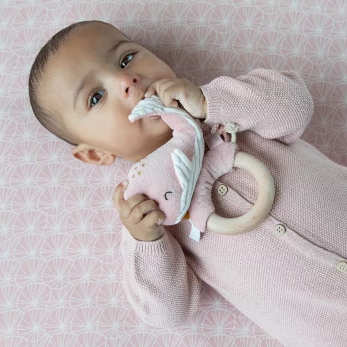 Jucarie zornaitoare cu inel din lemn - colectia Ocean Pink - Little Dutch
