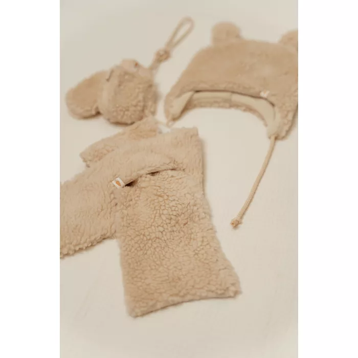 Caciulita cu snur din material teddy pentru bebelusi - Sand - Little Dutch
