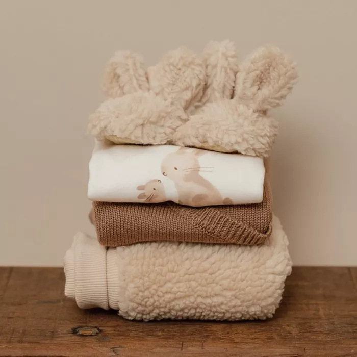Caciulita cu snur din material teddy pentru bebelusi - Sand - Little Dutch