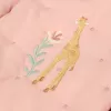 Organizator din bumbac organic pentru patut - Giraffe Roz - Little Dutch
