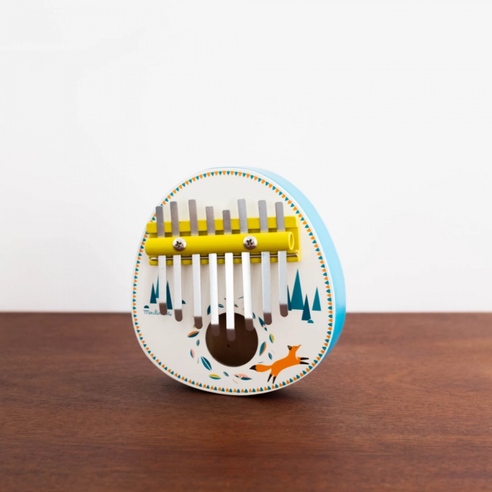 Kalimba din lemn cu clapete metalice - Le voyage d’Olga - Moulin Roty Kalimba din lemn cu clapete metalice - Le voyage d’Olga - Moulin Roty