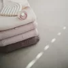 Patura tricotata din bumbac organic cu model cu buline in relief - Roz - Mushie