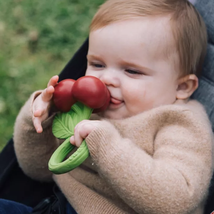 Zornaitoare si jucarie de dentitie Cherry din cauciuc natural - Oli & Carol